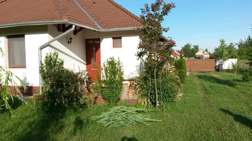 Cserkei Nyaralo Cserkeszőlő Habitación foto